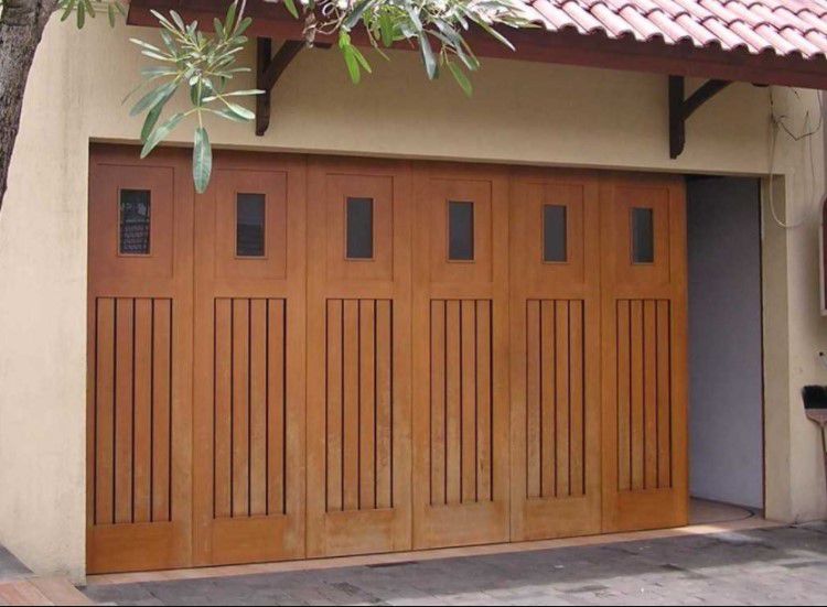 Rumah garasi kayu alami