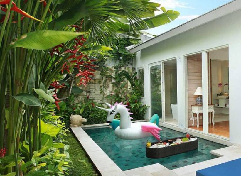 Inspirasi Kolam Renang Mini dengan Belakang Asri