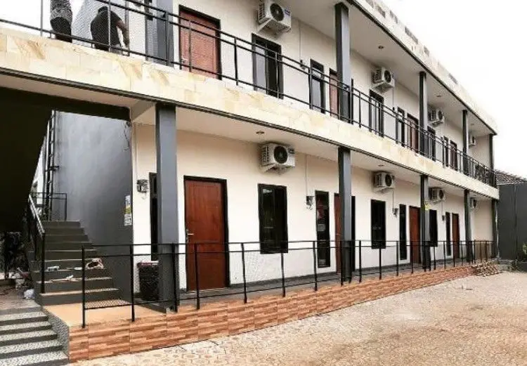 Rumah Kost 2 Lantai dengan Teras dan Balkon