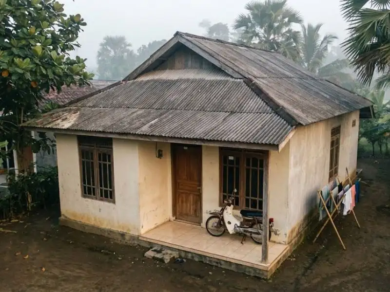 Rumah Minimalis 6×9 dengan Atap Seng di Lingkungan Desa
