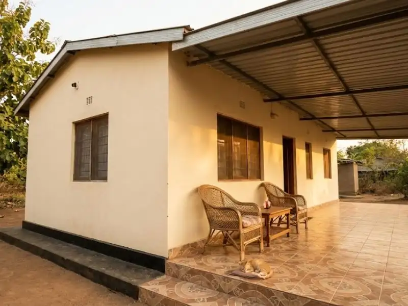 Rumah Sederhana 6×9 dengan Teras Panjang dan Tanaman Pot