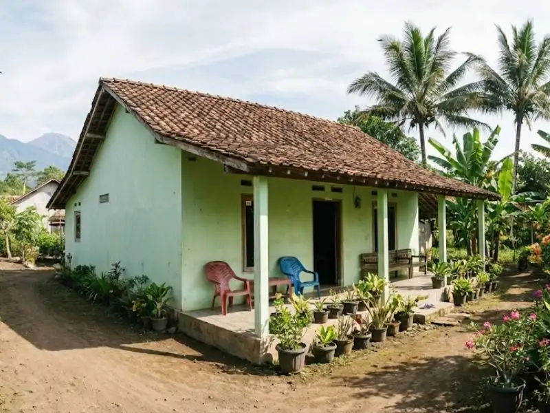 Rumah Tropis 6×9 Berwarna Hijau di Pedesaan